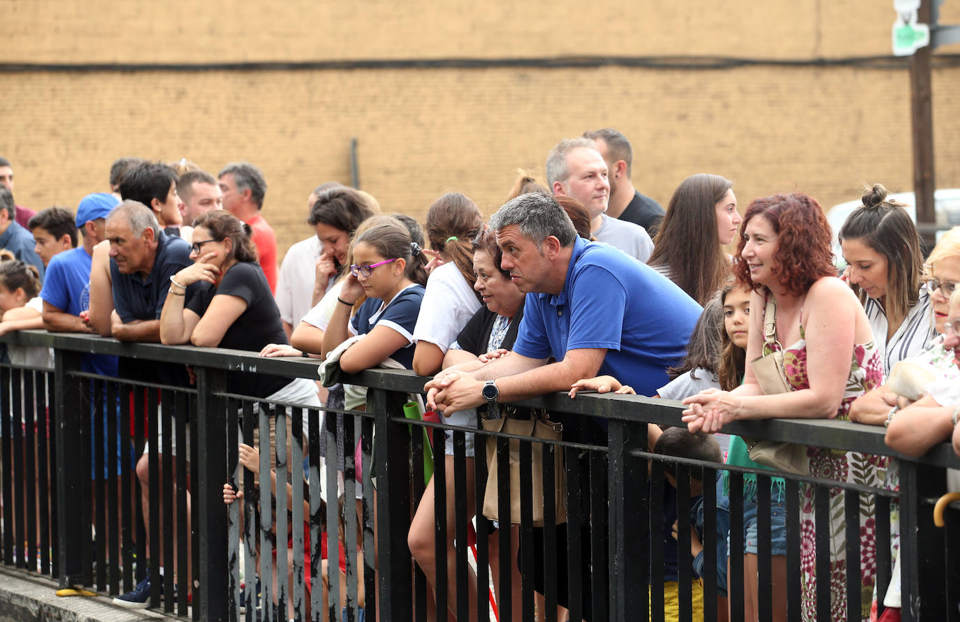 Un total de 15 embarcaciones se echaron al agua en una edición que contó con la participación de unos 70 triputantes