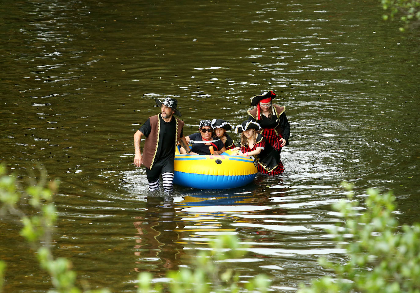 Un total de 15 embarcaciones se echaron al agua en una edición que contó con la participación de unos 70 triputantes