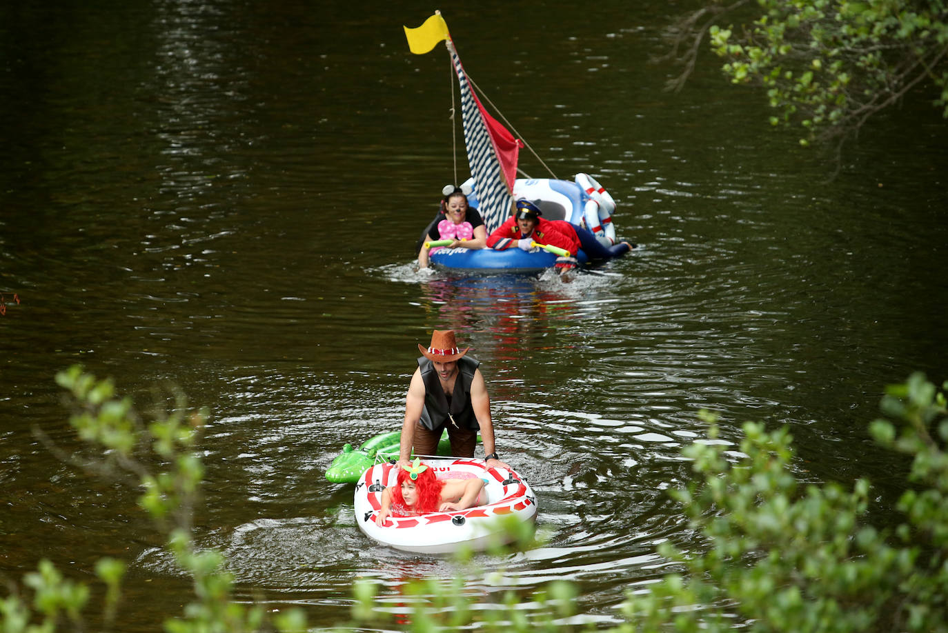 Un total de 15 embarcaciones se echaron al agua en una edición que contó con la participación de unos 70 triputantes
