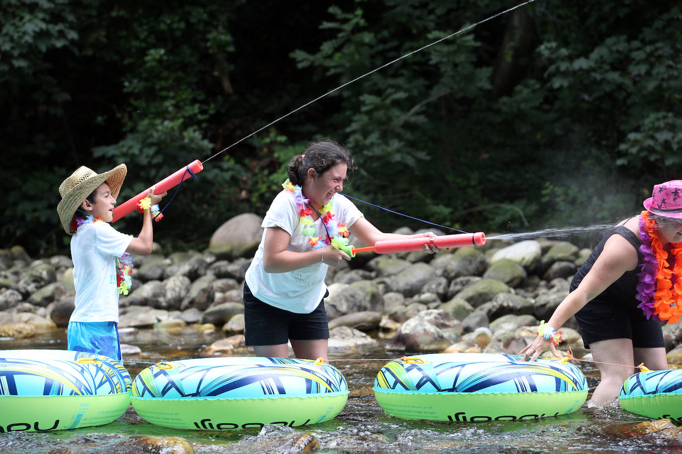 Un total de 15 embarcaciones se echaron al agua en una edición que contó con la participación de unos 70 triputantes
