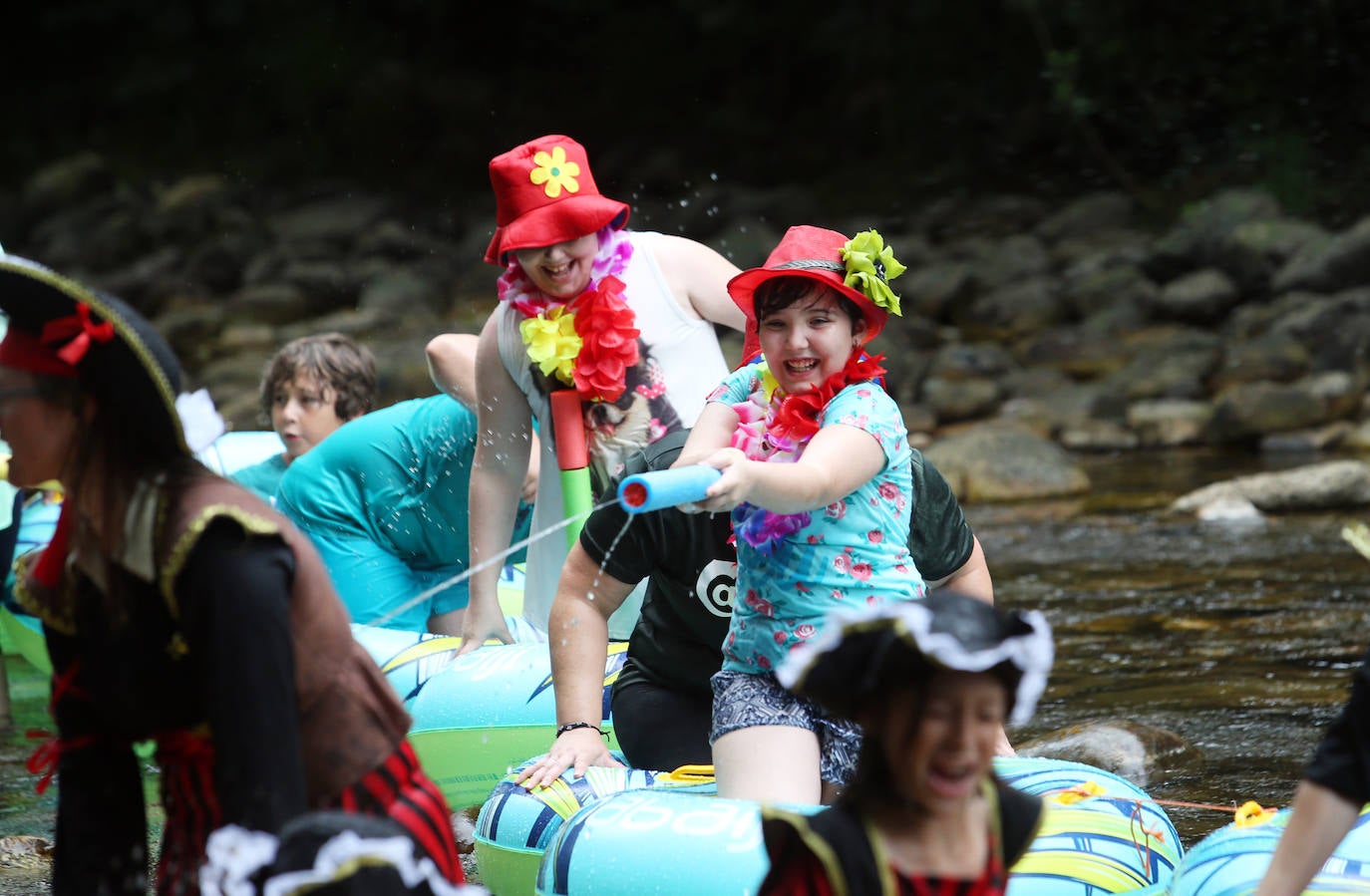 Un total de 15 embarcaciones se echaron al agua en una edición que contó con la participación de unos 70 triputantes