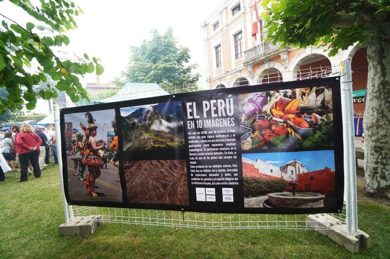 Centenares de personas vestidas de blanco participaron un año más en la cita cultural de Ribadedeva, un concejo marcado por la inmigración.