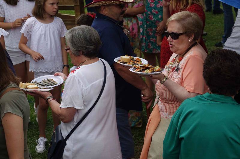 Centenares de personas vestidas de blanco participaron un año más en la cita cultural de Ribadedeva, un concejo marcado por la inmigración.