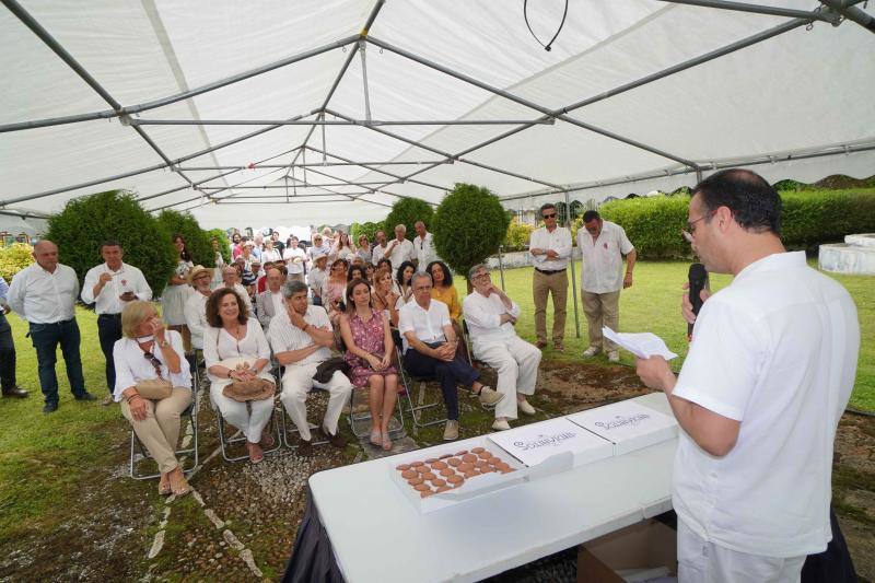 Centenares de personas vestidas de blanco participaron un año más en la cita cultural de Ribadedeva, un concejo marcado por la inmigración.