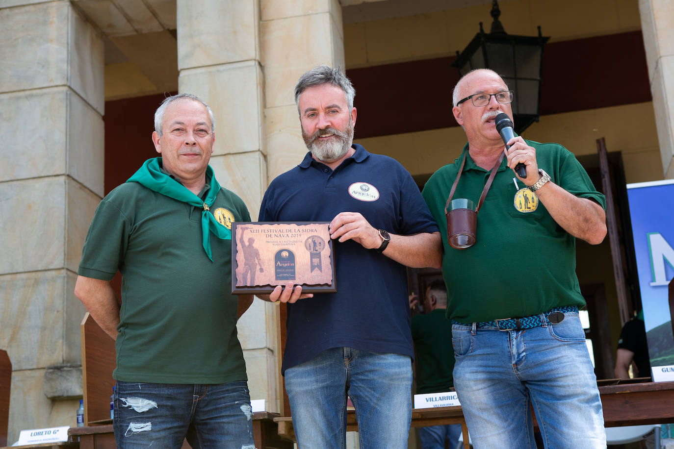 El Festival de la Sidra de Nava celebra su 42 edición. Este sábado tuvo lugar la final del 'Concurso de la mejor Sidra Natural'. Una cita que congregó a numeroso público para quien también hubo una interesante oferta grastronómica de productos de la zona.