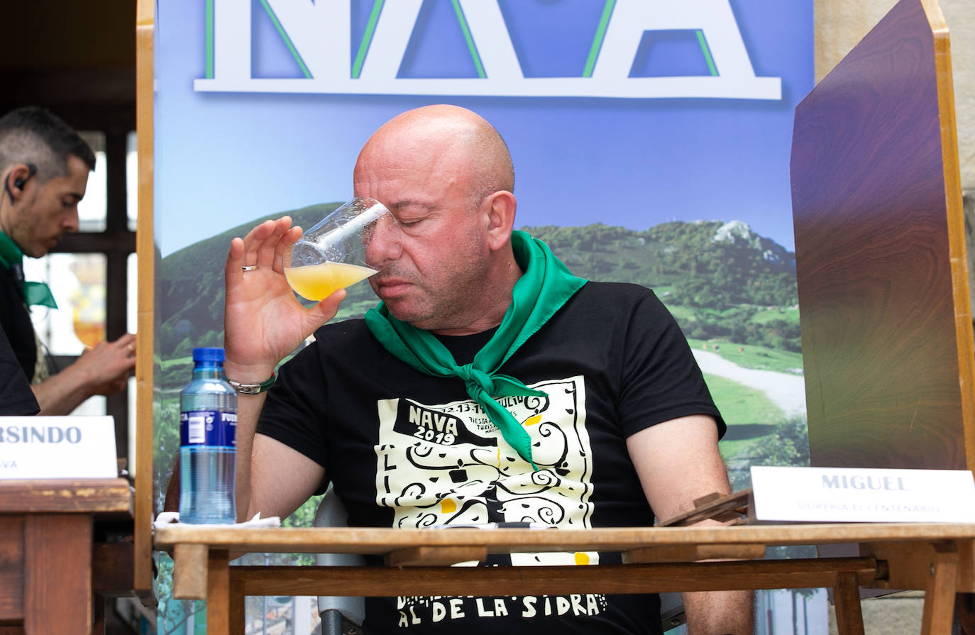 El Festival de la Sidra de Nava celebra su 42 edición. Este sábado tuvo lugar la final del 'Concurso de la mejor Sidra Natural'. Una cita que congregó a numeroso público para quien también hubo una interesante oferta grastronómica de productos de la zona.