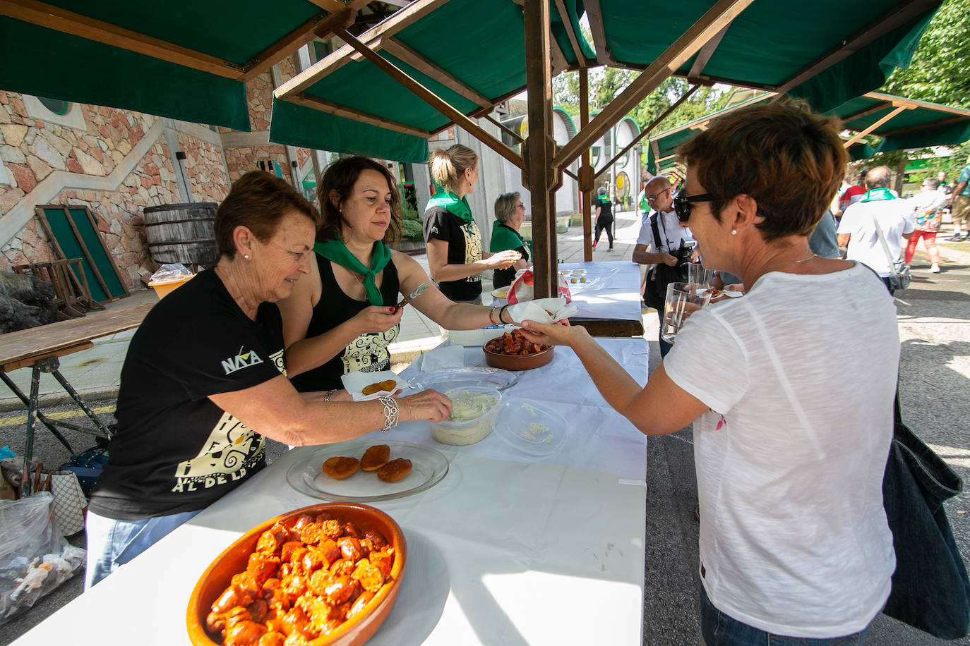 El Festival de la Sidra de Nava celebra su 42 edición. Este sábado tuvo lugar la final del 'Concurso de la mejor Sidra Natural'. Una cita que congregó a numeroso público para quien también hubo una interesante oferta grastronómica de productos de la zona.