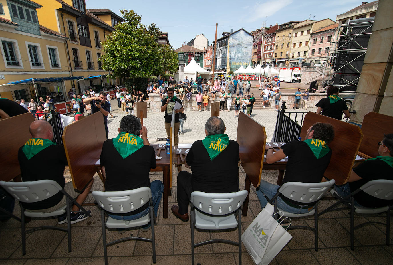 El Festival de la Sidra de Nava celebra su 42 edición. Este sábado tuvo lugar la final del 'Concurso de la mejor Sidra Natural'. Una cita que congregó a numeroso público para quien también hubo una interesante oferta grastronómica de productos de la zona.