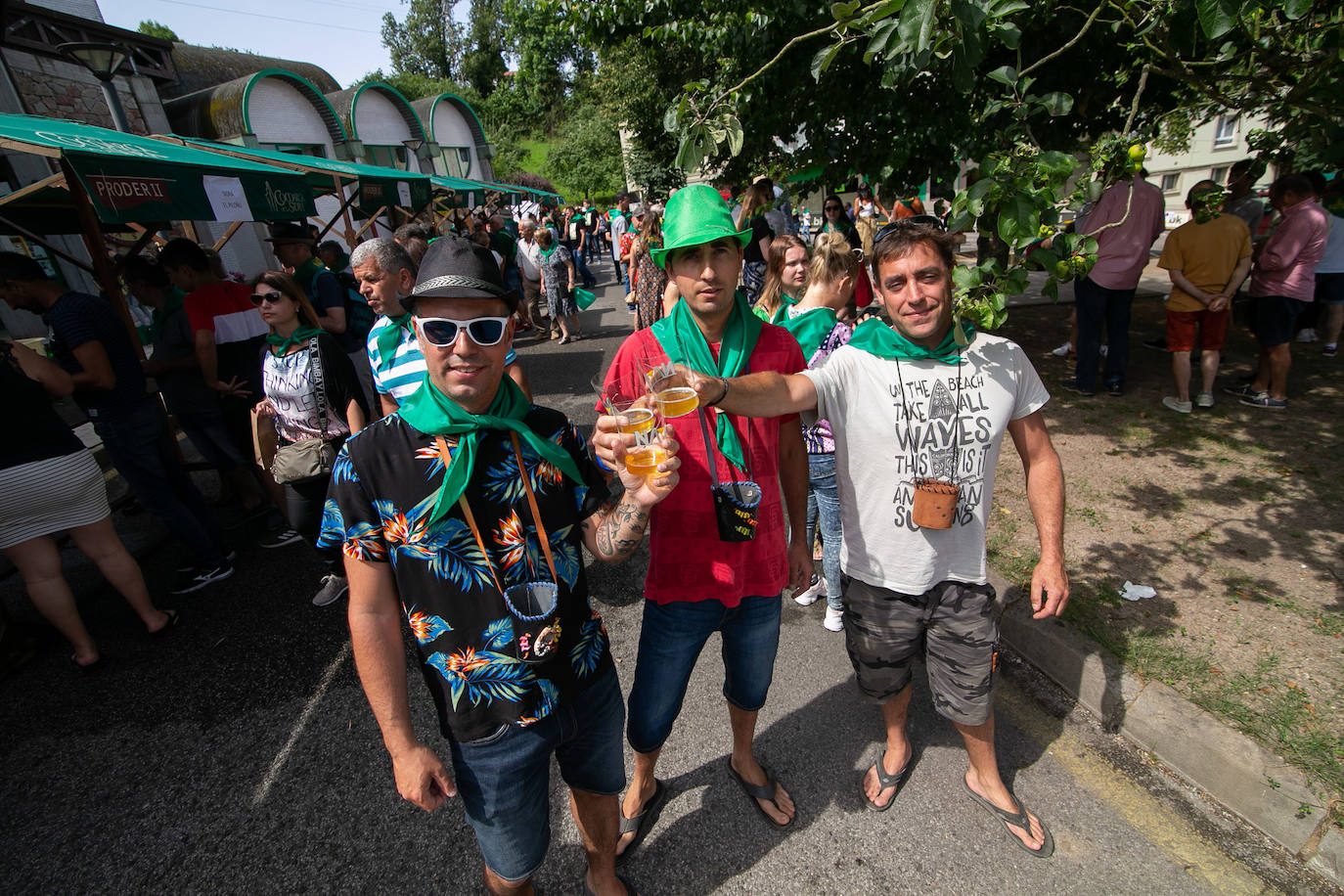 El Festival de la Sidra de Nava celebra su 42 edición. Este sábado tuvo lugar la final del 'Concurso de la mejor Sidra Natural'. Una cita que congregó a numeroso público para quien también hubo una interesante oferta grastronómica de productos de la zona.