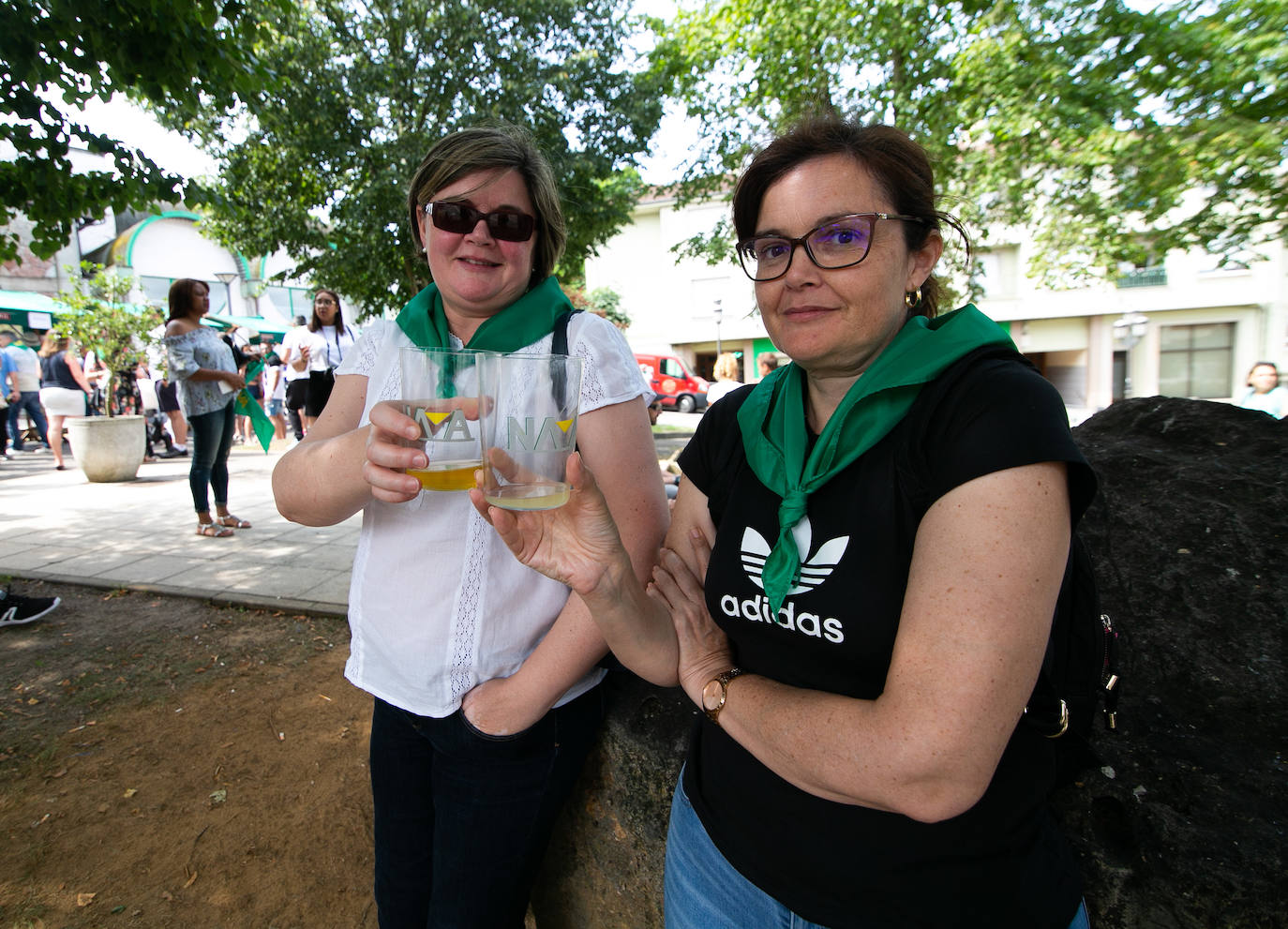 El Festival de la Sidra de Nava celebra su 42 edición. Este sábado tuvo lugar la final del 'Concurso de la mejor Sidra Natural'. Una cita que congregó a numeroso público para quien también hubo una interesante oferta grastronómica de productos de la zona.