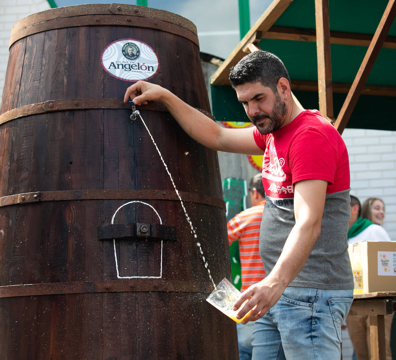 El Festival de la Sidra de Nava celebra su 42 edición. Este sábado tuvo lugar la final del 'Concurso de la mejor Sidra Natural'. Una cita que congregó a numeroso público para quien también hubo una interesante oferta grastronómica de productos de la zona.