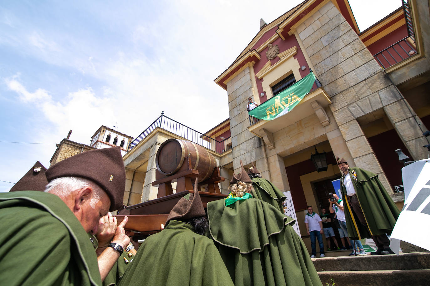 El Festival de la Sidra de Nava celebra su 42 edición. Este sábado tuvo lugar la final del 'Concurso de la mejor Sidra Natural'. Una cita que congregó a numeroso público para quien también hubo una interesante oferta grastronómica de productos de la zona.