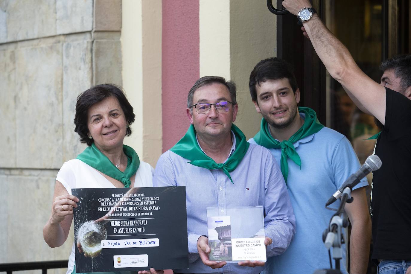 El Festival de la Sidra de Nava celebra su 42 edición. Este sábado tuvo lugar la final del 'Concurso de la mejor Sidra Natural'. Una cita que congregó a numeroso público para quien también hubo una interesante oferta grastronómica de productos de la zona.