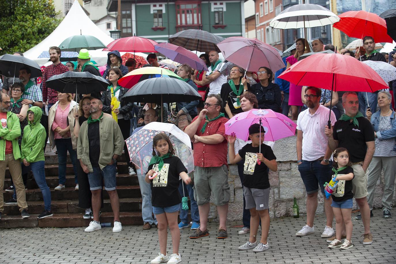 El Festival de la Sidra de Nava celebra su 42 edición. Este sábado tuvo lugar la final del 'Concurso de la mejor Sidra Natural'. Una cita que congregó a numeroso público para quien también hubo una interesante oferta grastronómica de productos de la zona.