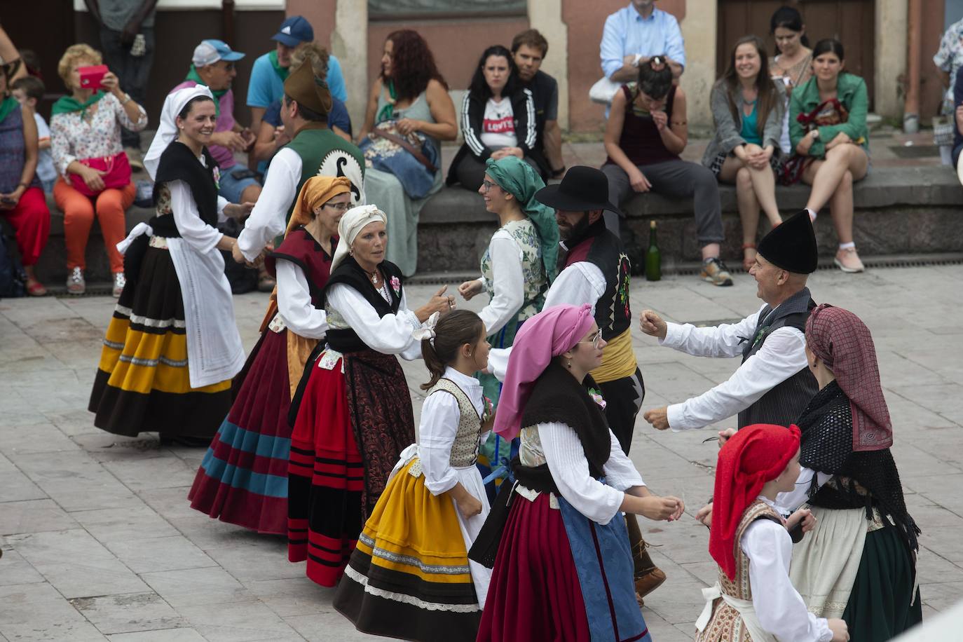 El Festival de la Sidra de Nava celebra su 42 edición. Este sábado tuvo lugar la final del 'Concurso de la mejor Sidra Natural'. Una cita que congregó a numeroso público para quien también hubo una interesante oferta grastronómica de productos de la zona.