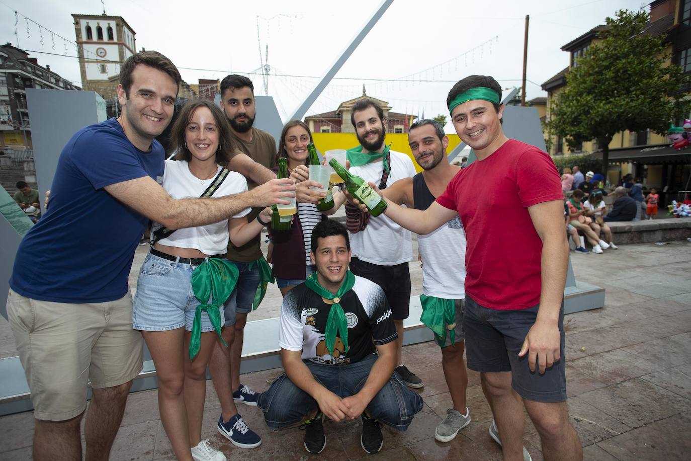 El Festival de la Sidra de Nava celebra su 42 edición. Este sábado tuvo lugar la final del 'Concurso de la mejor Sidra Natural'. Una cita que congregó a numeroso público para quien también hubo una interesante oferta grastronómica de productos de la zona.