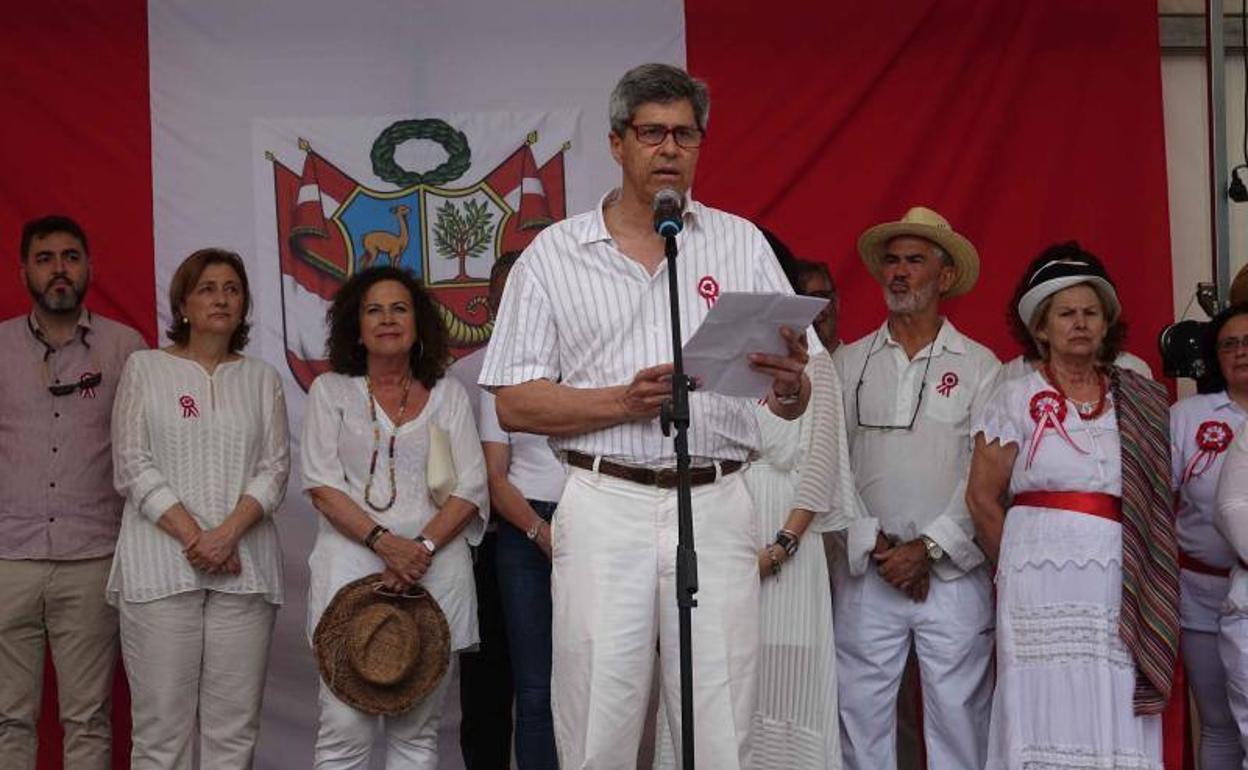 La Feria de Indianos de Colombres se dedicó este año a Perú con la presencia de Gonzalo Voto Bernales, cónsul general del país en el norte. 