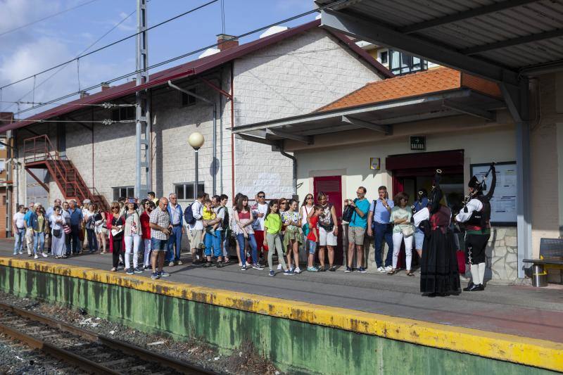 Renfe inaugura el nuevo servicio de trenes turísticos tras un acuerdo entre el Principado y la compañía que, durante todo el verano, hará viajes turísticos por la región, en un paquete que combina el uso del tren y el autobús con un precio cerrado de 45 euros. El primer viaje hizo el recorrido 'Puertos y acantilados' con un paseo por toda la costa asturiana.