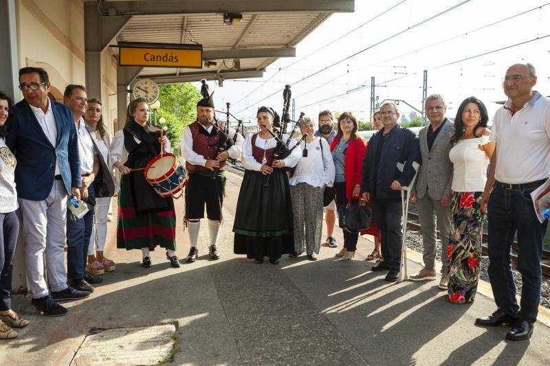 Renfe inaugura el nuevo servicio de trenes turísticos tras un acuerdo entre el Principado y la compañía que, durante todo el verano, hará viajes turísticos por la región, en un paquete que combina el uso del tren y el autobús con un precio cerrado de 45 euros. El primer viaje hizo el recorrido 'Puertos y acantilados' con un paseo por toda la costa asturiana.