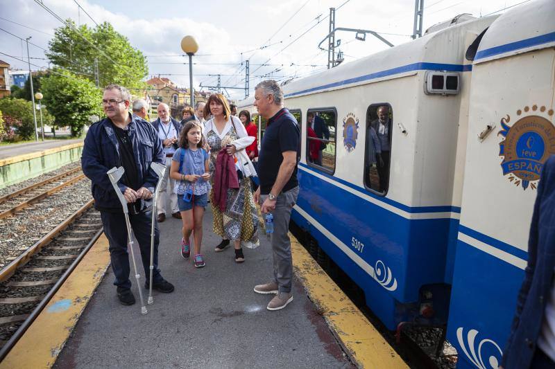 Renfe inaugura el nuevo servicio de trenes turísticos tras un acuerdo entre el Principado y la compañía que, durante todo el verano, hará viajes turísticos por la región, en un paquete que combina el uso del tren y el autobús con un precio cerrado de 45 euros. El primer viaje hizo el recorrido 'Puertos y acantilados' con un paseo por toda la costa asturiana.