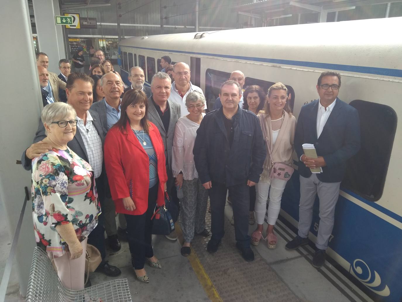 Renfe inaugura el nuevo servicio de trenes turísticos tras un acuerdo entre el Principado y la compañía que, durante todo el verano, hará viajes turísticos por la región, en un paquete que combina el uso del tren y el autobús con un precio cerrado de 45 euros. El primer viaje hizo el recorrido 'Puertos y acantilados' con un paseo por toda la costa asturiana.