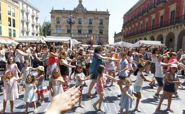 Así baila Gijón a ritmo de Bollywood