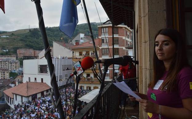 Lorena Pérez pregonó los festejos desde el balcón del Ayuntamiento cangués. 