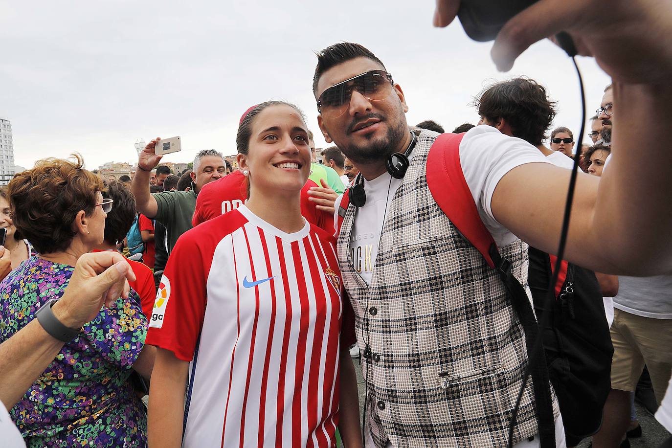 El Sporting presentó este martes sus nuevas camisetas para la temporada 2019-2020. Lo hizo en El Muro y rodeado de sus aficionados. Javi Fuego, Diego Mariño, Nacho Mendez y Maria Yenes ejercieron de modelos.