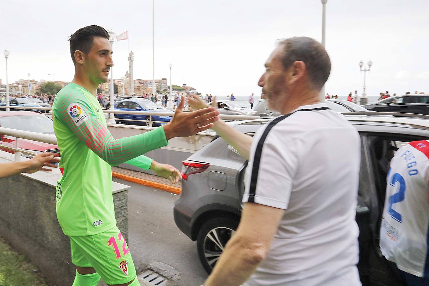 El Sporting presentó este martes sus nuevas camisetas para la temporada 2019-2020. Lo hizo en El Muro y rodeado de sus aficionados. Javi Fuego, Diego Mariño, Nacho Mendez y Maria Yenes ejercieron de modelos.