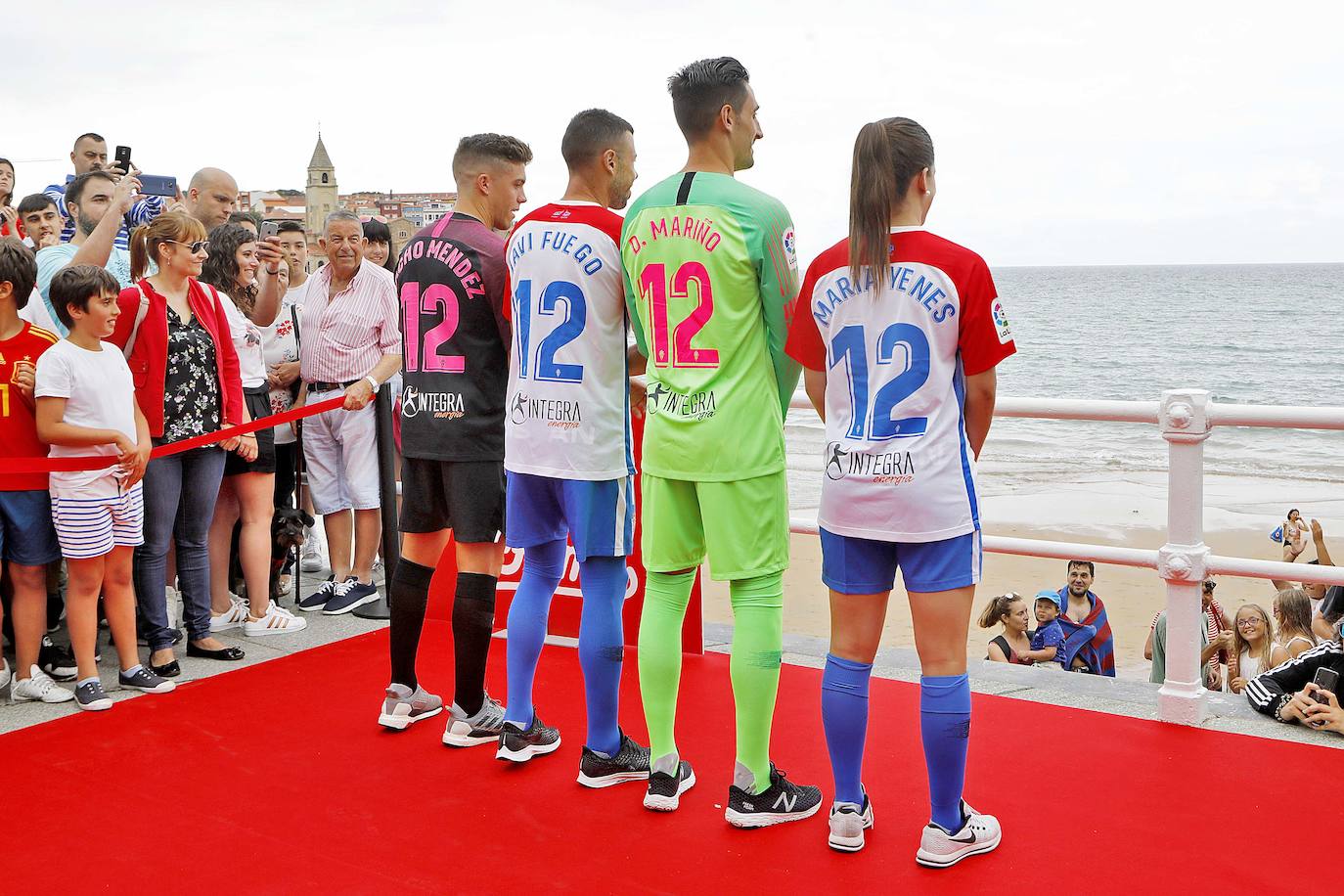 El Sporting presentó este martes sus nuevas camisetas para la temporada 2019-2020. Lo hizo en El Muro y rodeado de sus aficionados. Javi Fuego, Diego Mariño, Nacho Mendez y Maria Yenes ejercieron de modelos.