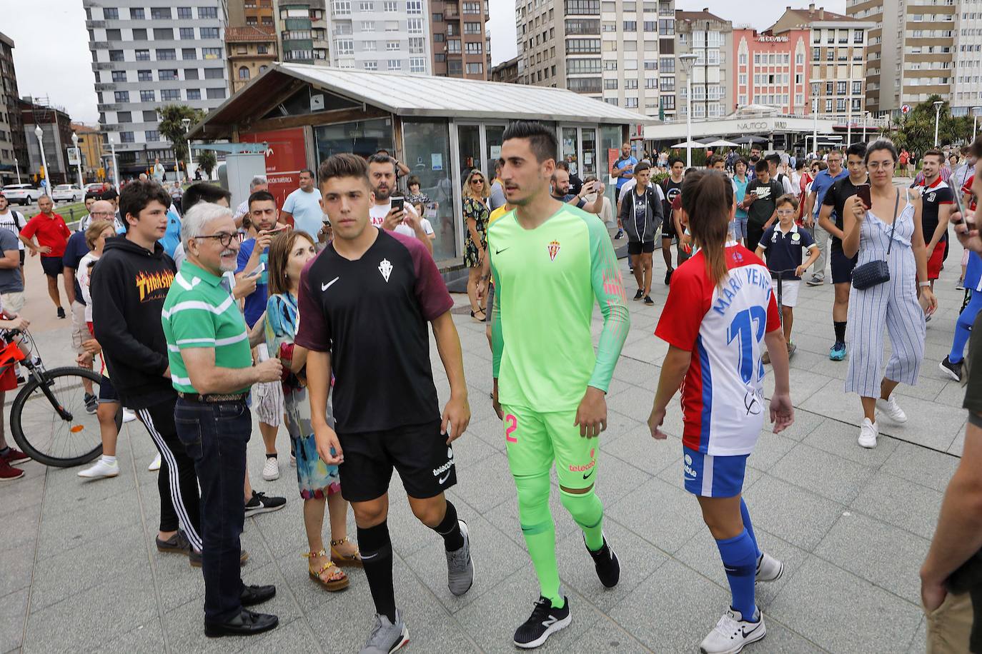 El Sporting presentó este martes sus nuevas camisetas para la temporada 2019-2020. Lo hizo en El Muro y rodeado de sus aficionados. Javi Fuego, Diego Mariño, Nacho Mendez y Maria Yenes ejercieron de modelos.