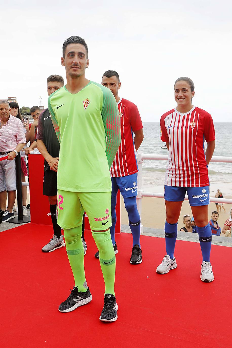 El Sporting presentó este martes sus nuevas camisetas para la temporada 2019-2020. Lo hizo en El Muro y rodeado de sus aficionados. Javi Fuego, Diego Mariño, Nacho Mendez y Maria Yenes ejercieron de modelos.