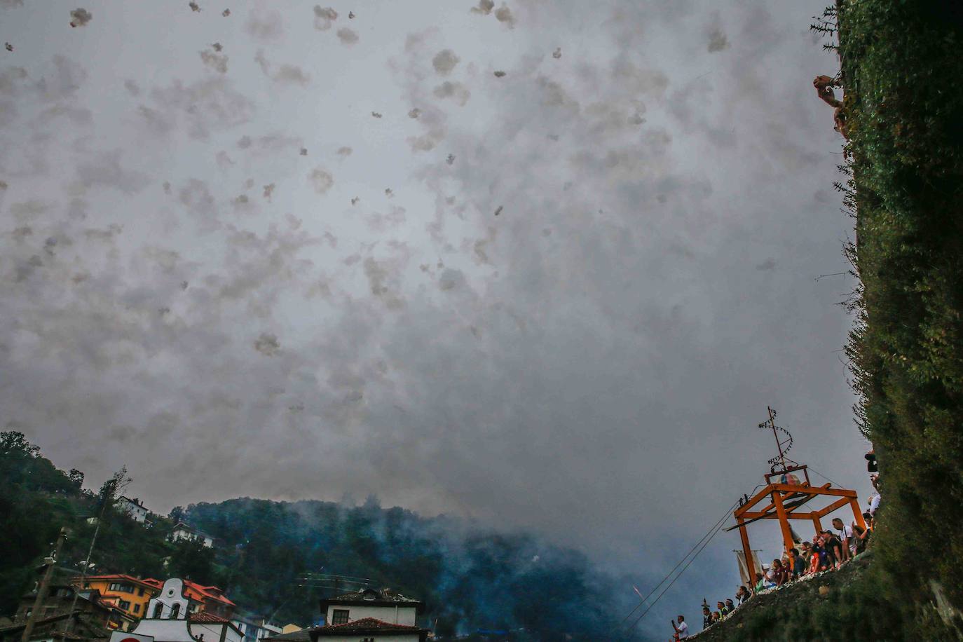 80.000 voladores en 5 minutos y 57 segundos. Son las cifras principales de la Descarga de Cangas del Narcea 2019 seguida por miles de personas que transcurrió sin ningún incidente. Máxima seguridad para disfrutar de este auténtico espectáculo de pólvora y estruendo.