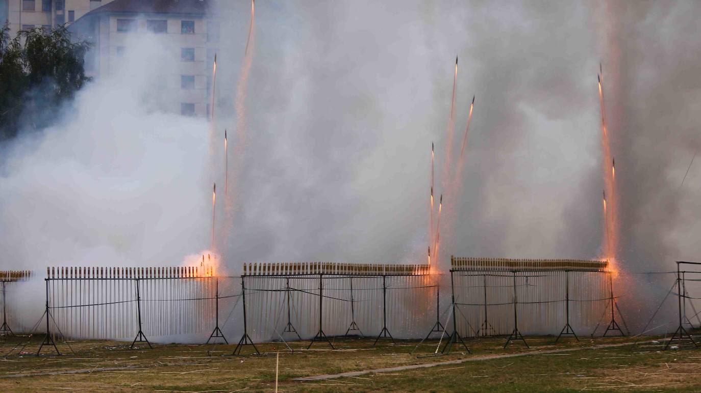 80.000 voladores en 5 minutos y 57 segundos. Son las cifras principales de la Descarga de Cangas del Narcea 2019 seguida por miles de personas que transcurrió sin ningún incidente. Máxima seguridad para disfrutar de este auténtico espectáculo de pólvora y estruendo.