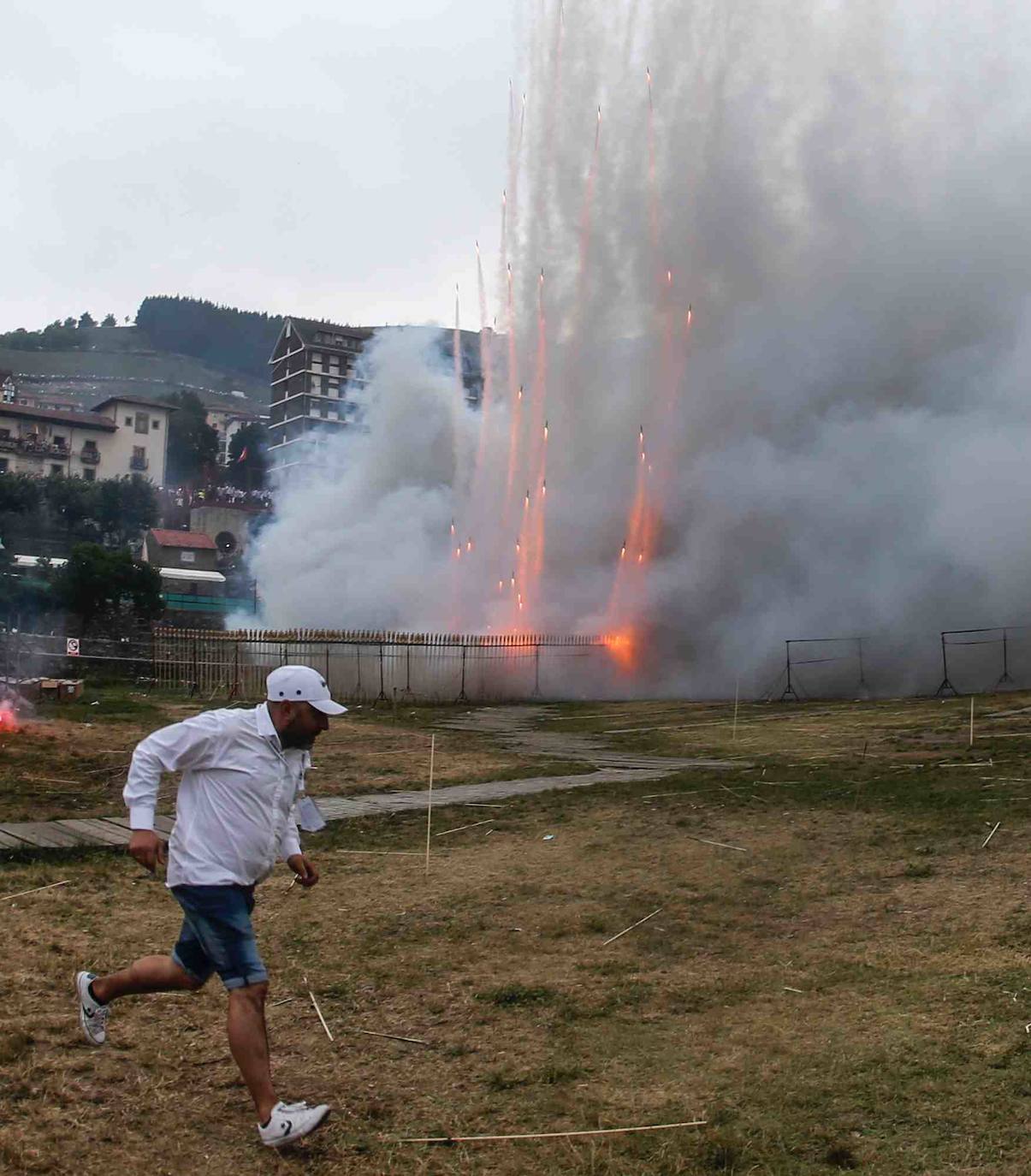 80.000 voladores en 5 minutos y 57 segundos. Son las cifras principales de la Descarga de Cangas del Narcea 2019 seguida por miles de personas que transcurrió sin ningún incidente. Máxima seguridad para disfrutar de este auténtico espectáculo de pólvora y estruendo.