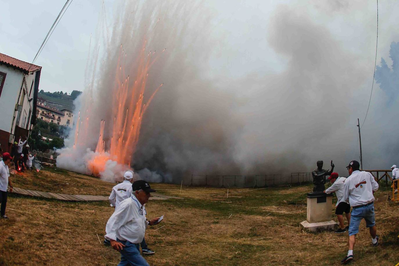 80.000 voladores en 5 minutos y 57 segundos. Son las cifras principales de la Descarga de Cangas del Narcea 2019 seguida por miles de personas que transcurrió sin ningún incidente. Máxima seguridad para disfrutar de este auténtico espectáculo de pólvora y estruendo.