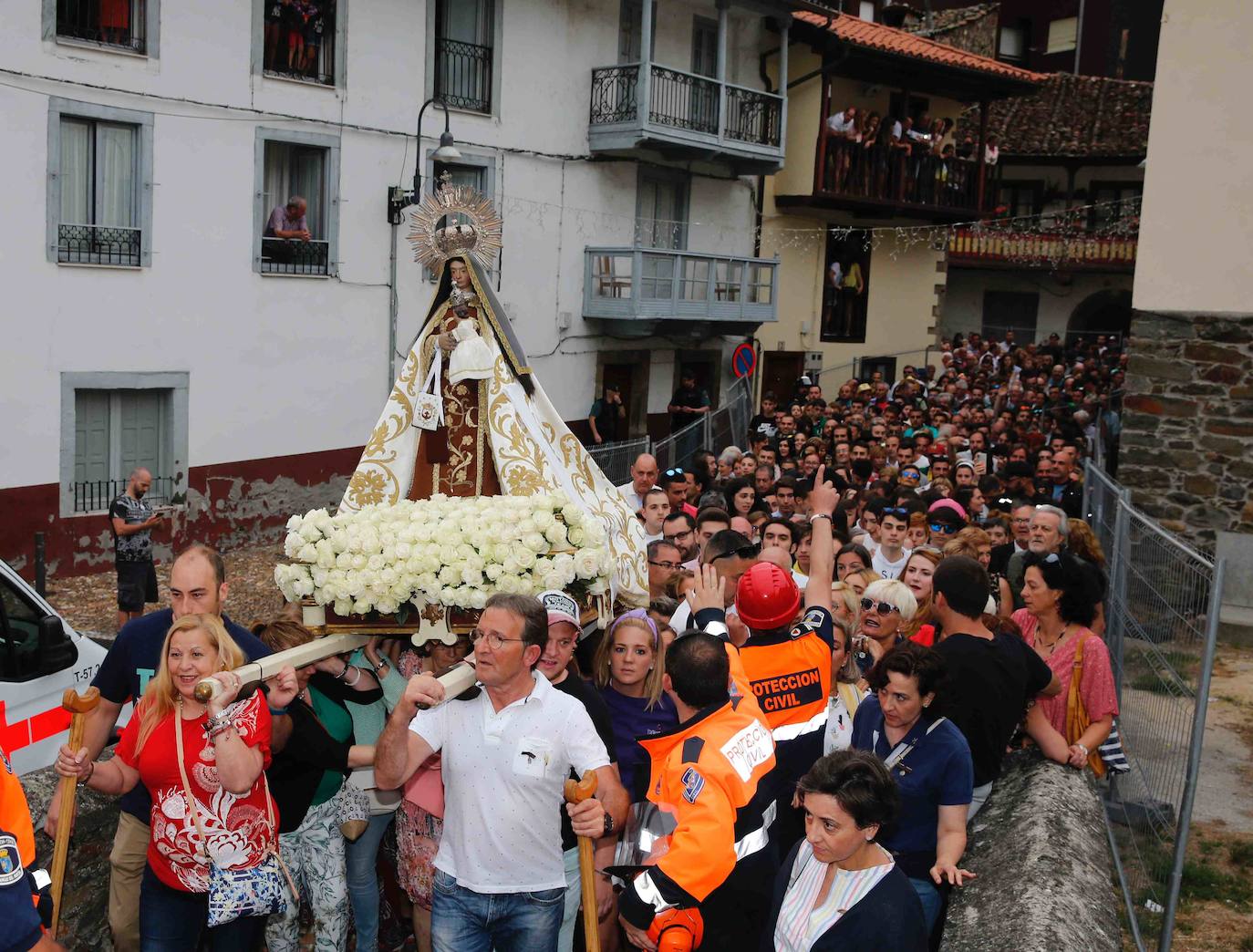 80.000 voladores en 5 minutos y 57 segundos. Son las cifras principales de la Descarga de Cangas del Narcea 2019 seguida por miles de personas que transcurrió sin ningún incidente. Máxima seguridad para disfrutar de este auténtico espectáculo de pólvora y estruendo.