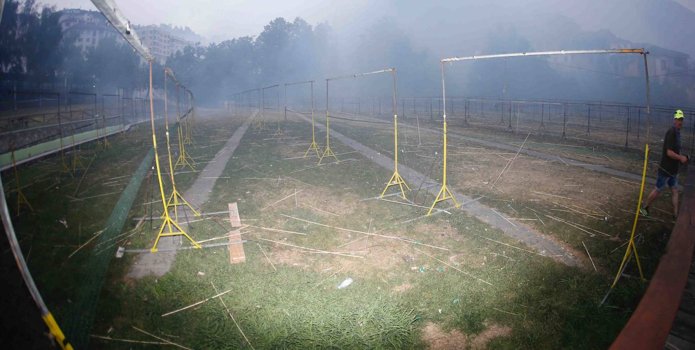 80.000 voladores en 5 minutos y 57 segundos. Son las cifras principales de la Descarga de Cangas del Narcea 2019 seguida por miles de personas que transcurrió sin ningún incidente. Máxima seguridad para disfrutar de este auténtico espectáculo de pólvora y estruendo.