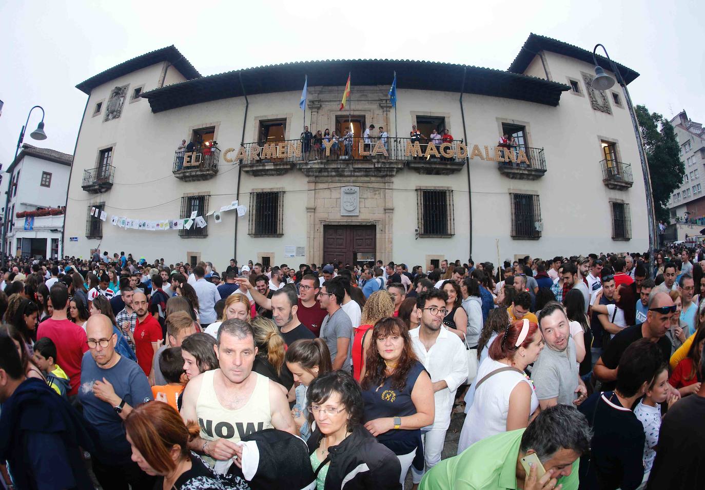 80.000 voladores en 5 minutos y 57 segundos. Son las cifras principales de la Descarga de Cangas del Narcea 2019 seguida por miles de personas que transcurrió sin ningún incidente. Máxima seguridad para disfrutar de este auténtico espectáculo de pólvora y estruendo.