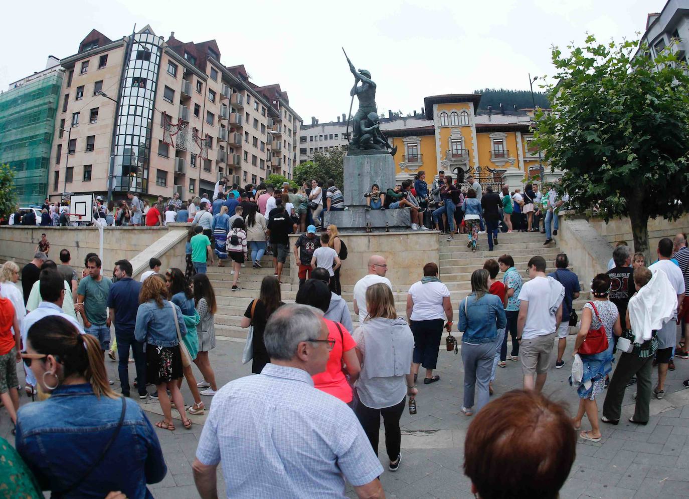 80.000 voladores en 5 minutos y 57 segundos. Son las cifras principales de la Descarga de Cangas del Narcea 2019 seguida por miles de personas que transcurrió sin ningún incidente. Máxima seguridad para disfrutar de este auténtico espectáculo de pólvora y estruendo.