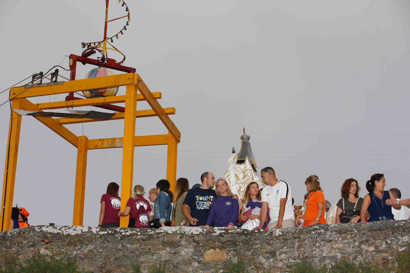 80.000 voladores en 5 minutos y 57 segundos. Son las cifras principales de la Descarga de Cangas del Narcea 2019 seguida por miles de personas que transcurrió sin ningún incidente. Máxima seguridad para disfrutar de este auténtico espectáculo de pólvora y estruendo.