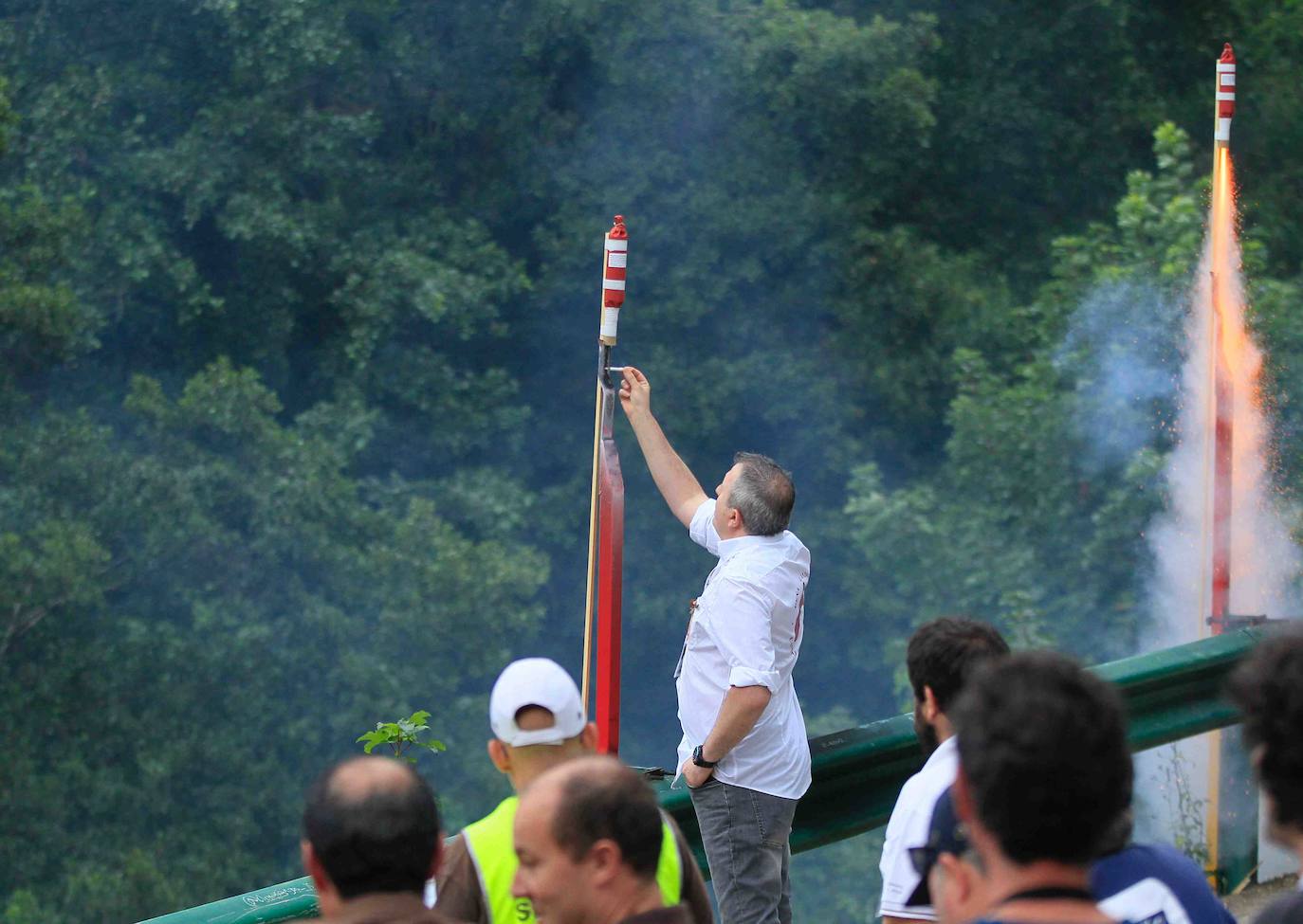 80.000 voladores en 5 minutos y 57 segundos. Son las cifras principales de la Descarga de Cangas del Narcea 2019 seguida por miles de personas que transcurrió sin ningún incidente. Máxima seguridad para disfrutar de este auténtico espectáculo de pólvora y estruendo.