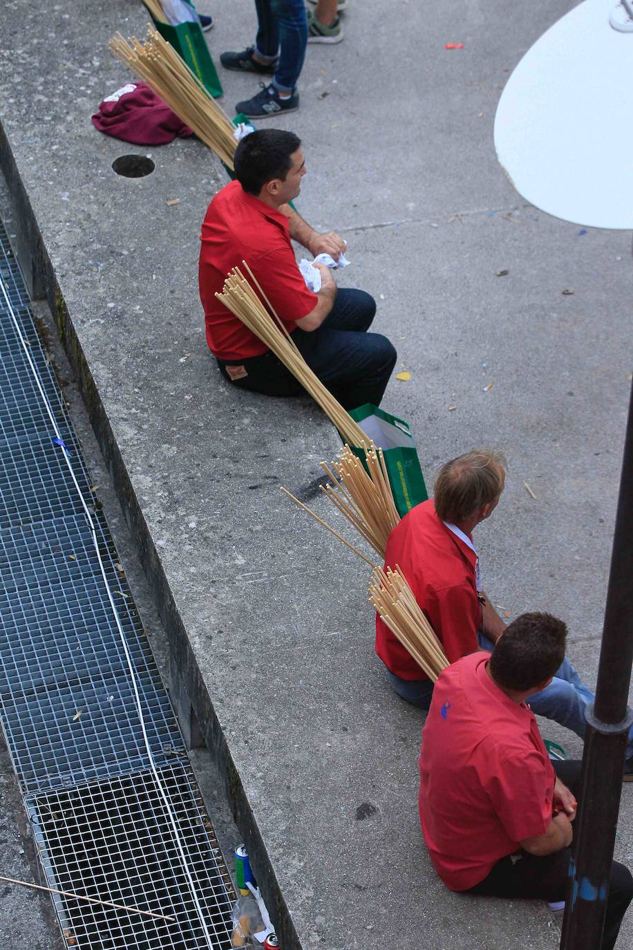 80.000 voladores en 5 minutos y 57 segundos. Son las cifras principales de la Descarga de Cangas del Narcea 2019 seguida por miles de personas que transcurrió sin ningún incidente. Máxima seguridad para disfrutar de este auténtico espectáculo de pólvora y estruendo.