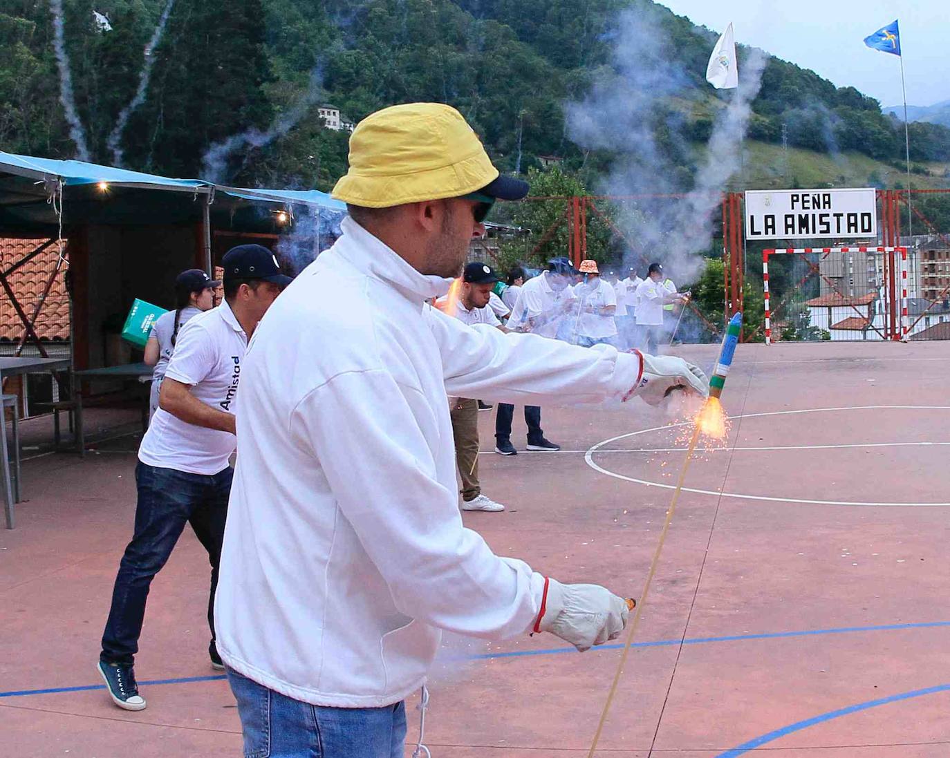 80.000 voladores en 5 minutos y 57 segundos. Son las cifras principales de la Descarga de Cangas del Narcea 2019 seguida por miles de personas que transcurrió sin ningún incidente. Máxima seguridad para disfrutar de este auténtico espectáculo de pólvora y estruendo.