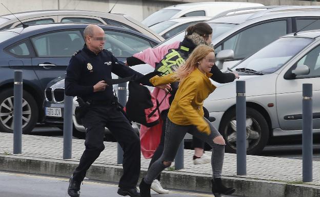 Una menor fugada intenta huir de la policía en Asturias en 2018.