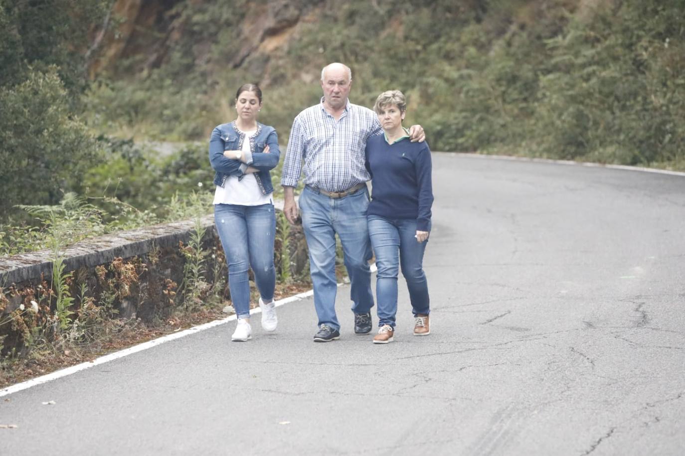 Fallece un vecino de Luarca que transportaba material para arreglar una carretera tras precipitarse con su camión por un desnivel de 25 metros en Villayón. Su camión comenzó a arder, provocando un pequeño incendio forestal.