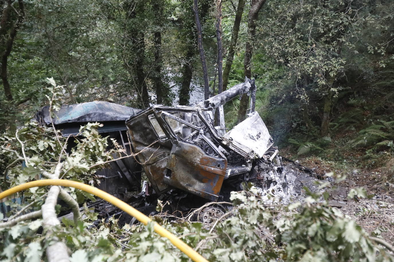 Fallece un vecino de Luarca que transportaba material para arreglar una carretera tras precipitarse con su camión por un desnivel de 25 metros en Villayón. Su camión comenzó a arder, provocando un pequeño incendio forestal.