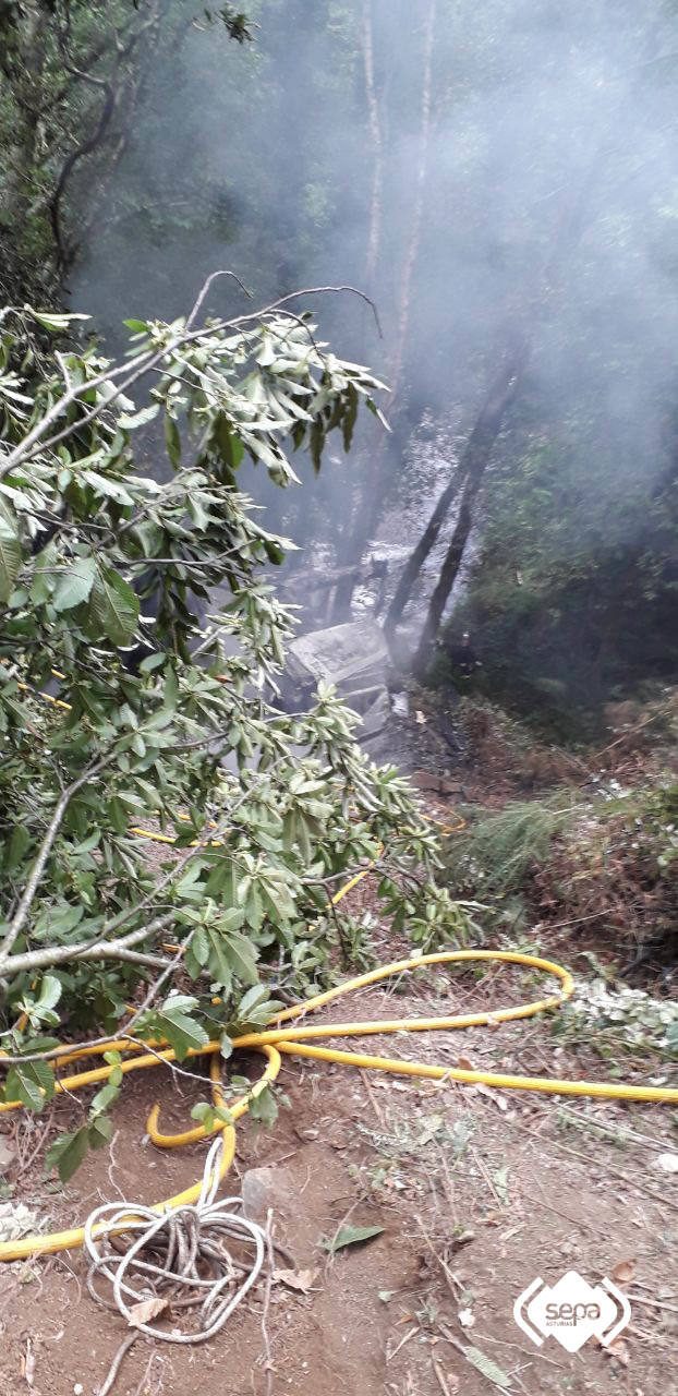 Fallece un vecino de Luarca que transportaba material para arreglar una carretera tras precipitarse con su camión por un desnivel de 25 metros en Villayón. Su camión comenzó a arder, provocando un pequeño incendio forestal.