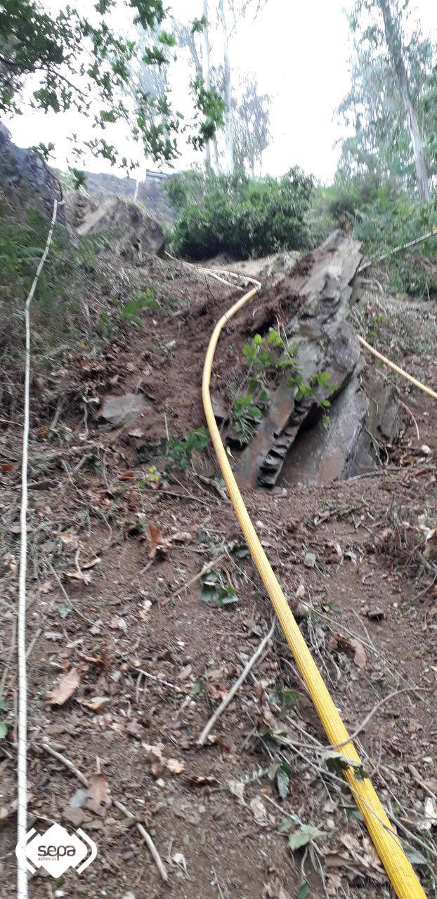 Fallece un vecino de Luarca que transportaba material para arreglar una carretera tras precipitarse con su camión por un desnivel de 25 metros en Villayón. Su camión comenzó a arder, provocando un pequeño incendio forestal.