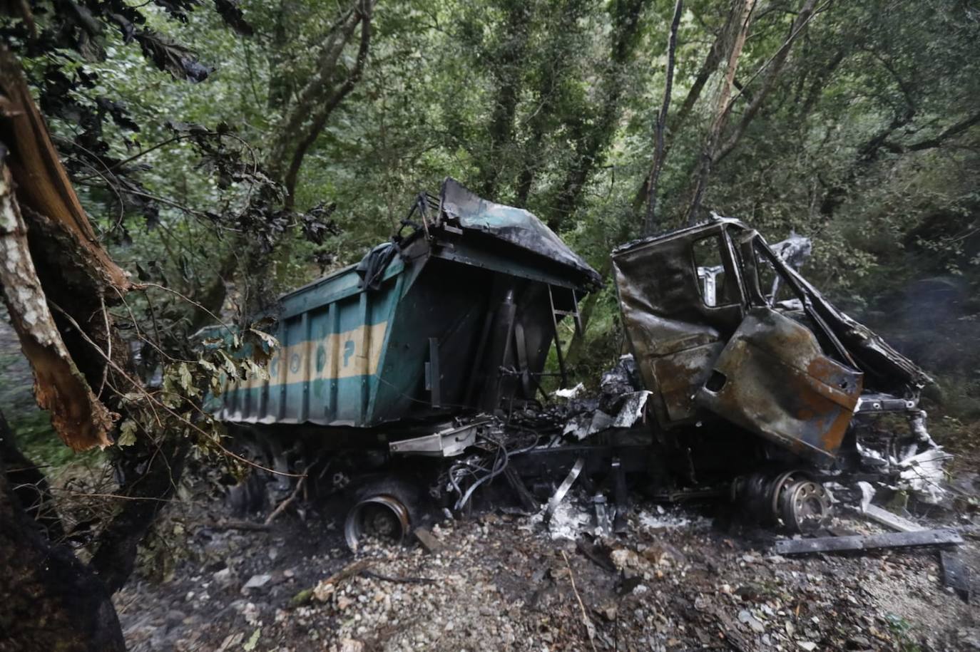 Fallece un vecino de Luarca que transportaba material para arreglar una carretera tras precipitarse con su camión por un desnivel de 25 metros en Villayón. Su camión comenzó a arder, provocando un pequeño incendio forestal.